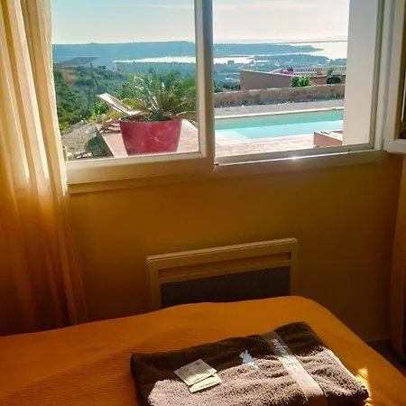 Maison Avec Vue Sur La Et Avec Piscine A *
