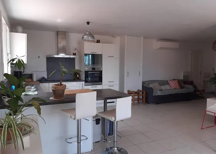 Διαμέρισμα Maison Avec Vue Sur La Et Avec Piscine A *