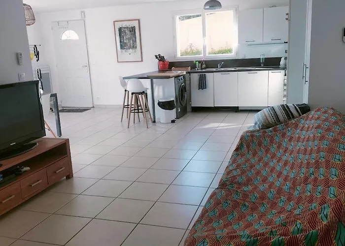 Maison Avec Vue Sur La Et Avec Piscine A Διαμέρισμα