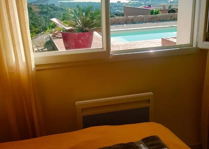 Maison Avec Vue Sur La Et Avec Piscine A *